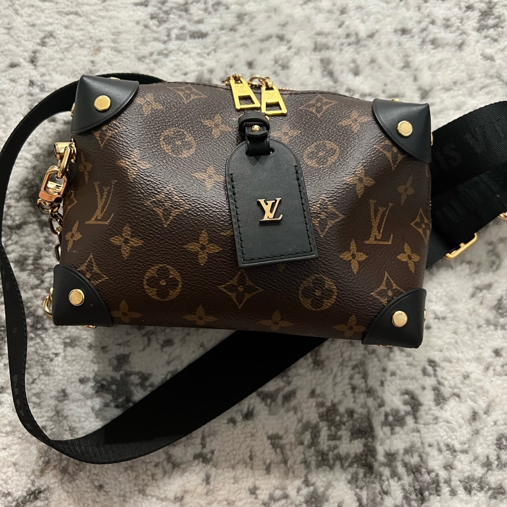 Louis Vuitton petite Malle souple.